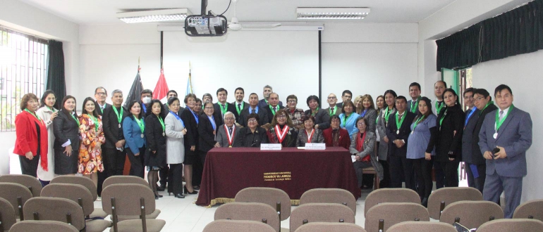 M&aacute;xima autoridad de la UNFV impone medallas a docentes de Tecnolog&iacute;a M&eacute;dica