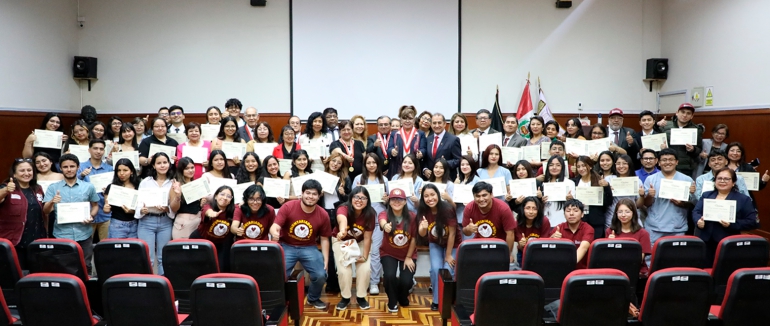 Docentes y estudiantes son reconocidos por representarnos en el extranjero