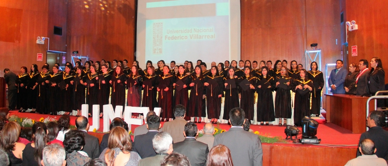 Futuros administradores villarealinos celebran ceremonia de egresados