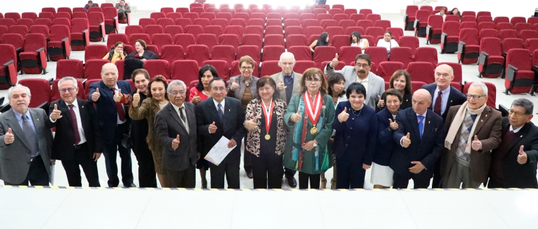 Primera promoci&oacute;n villarrealina de Medicina celebra Bodas de Oro