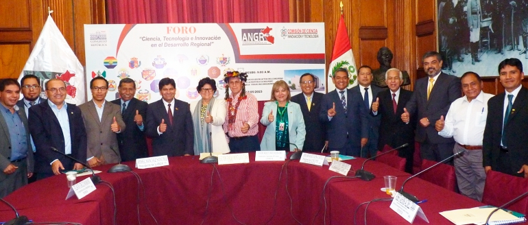 Docente villarrealino participa en foro del Congreso sobre ciencia en las regiones