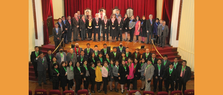 Se imponen medallas a docentes ascendidos y nombrados en Facultad de Educaci&oacute;n