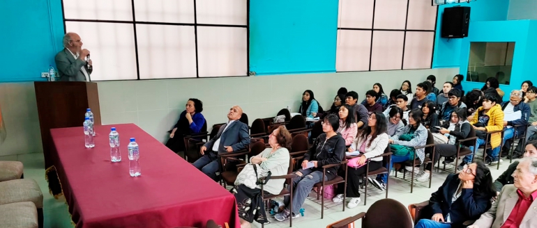 Investigador canadiense brinda conferencia en Facultad de Humanidades