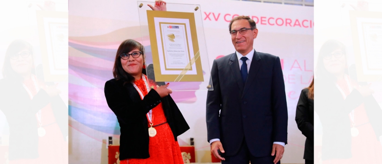 Egresada villarrealina recibe distinción Orden al Mérito de la Mujer en Palacio de Gobierno