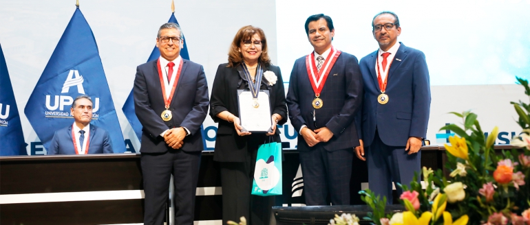 Distinguen a rectora villarrealina durante aniversario de Universidad Peruana Uni&oacute;n