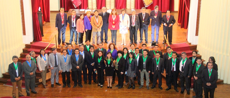 Imponen medallas a docentes nombrados y ascendidos en Humanidades