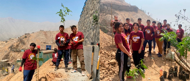 Voluntarios villarrealinos siembran 50 &aacute;rboles molle y huaranhuay en Huayc&aacute;n