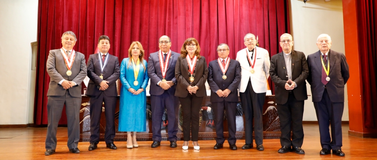 Concluye 62&ordm; aniversario con distinci&oacute;n a reconocidos personajes e instituciones