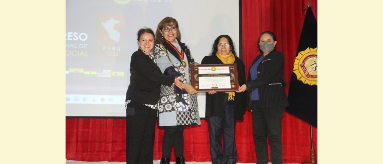 Organizaci&oacute;n de asistentes sociales otorga reconocimiento a nuestra universidad