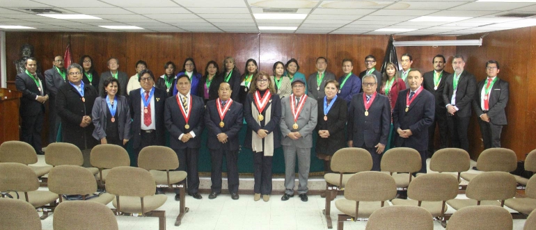 Docentes de la Facultad de Ciencias Econ&oacute;micas reciben medallas