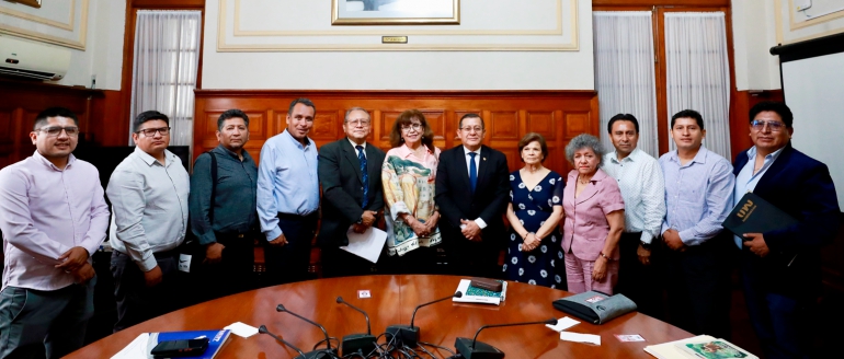 Rectora gestiona ante presidente del Congreso presupuesto para nombramiento docente