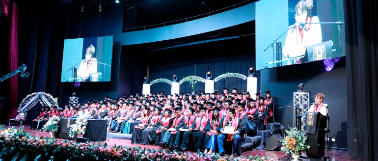 Ceremonia de promoci&oacute;n celebran egresados de carrera de Derecho