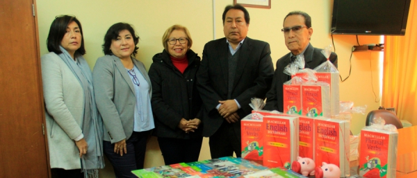 Vicerrectorado de Investigación recibe donación de material bibliográfico en inglés